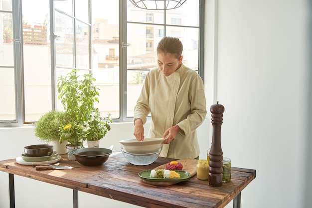 Bucătar pregătind mâncare